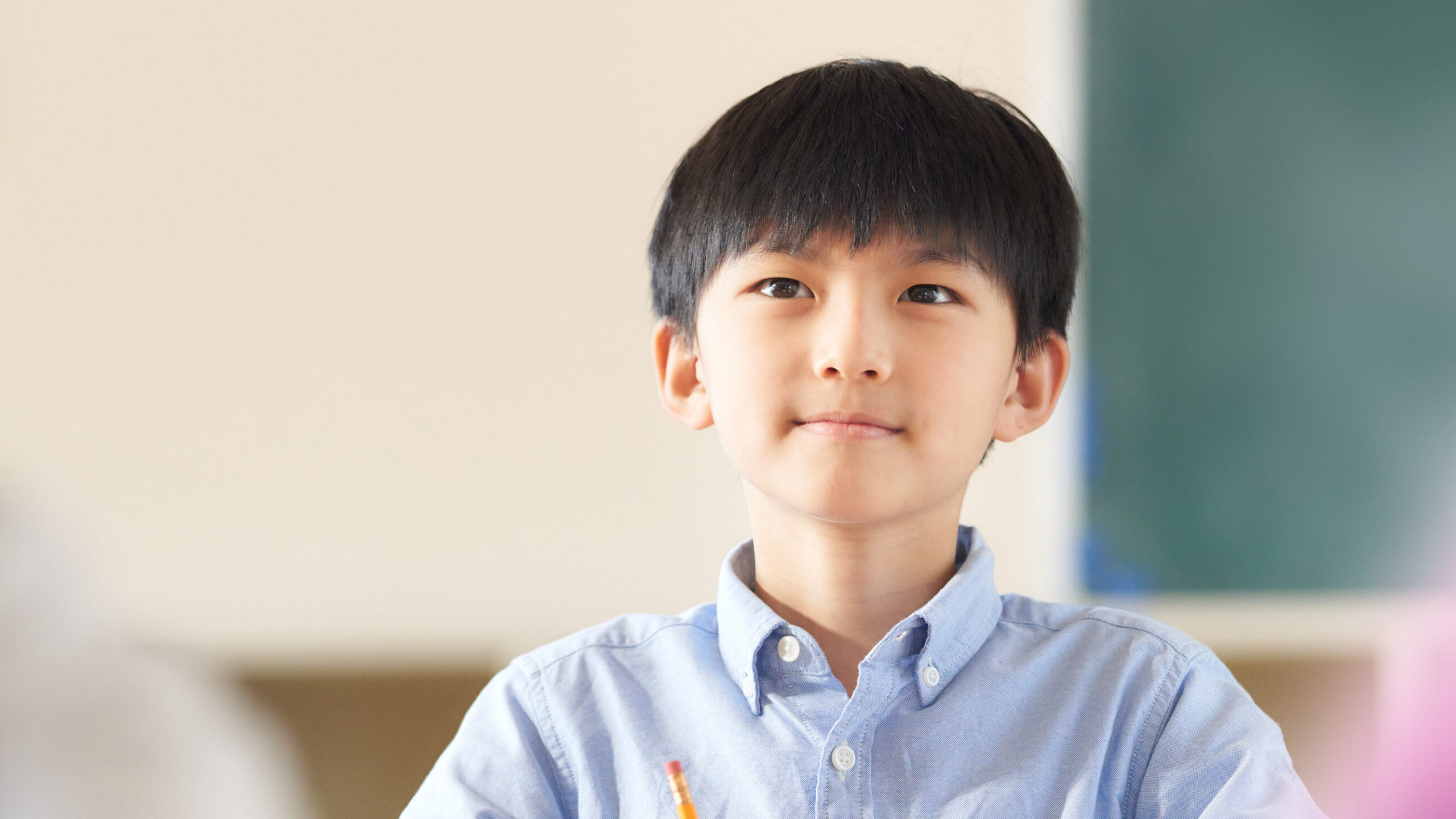 教室で勉強をする小学生